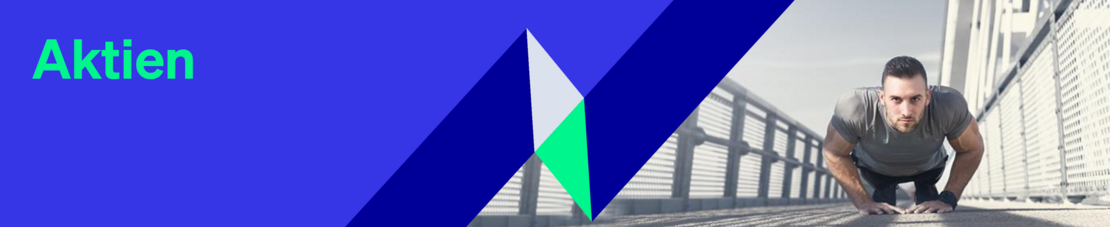 Grafik mit dem Wort ‚Aktien‘ in gr&uuml;ner Schrift auf blauem Hintergrund, daneben ein stilisiertes Logo mit blauen und gr&uuml;nen Dreiecken. Rechts im Bild eine Person in sportlicher Kleidung, die auf einer modernen Br&uuml;cke Liegest&uuml;tze macht.